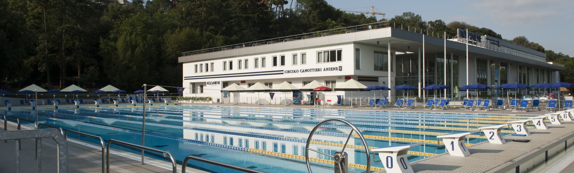 L'edificio di Aquaniene con la piscina all'aperto, e la scritta Circolo Canottieri Aniene sulla facciata